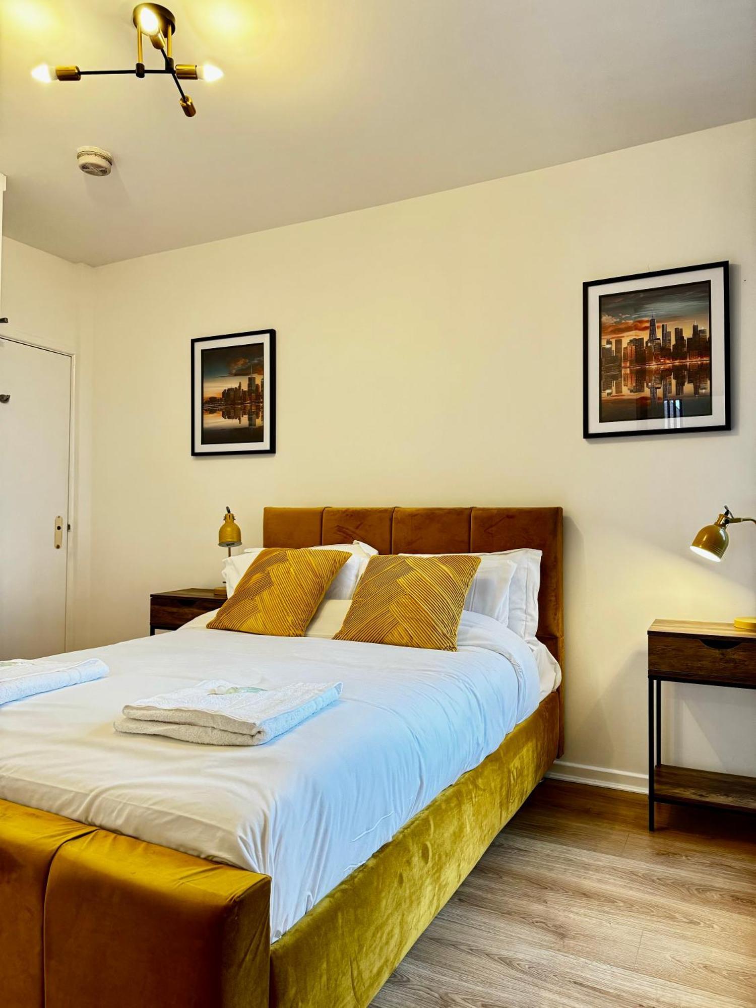 Rnm - Business Professional & Top Choice, Private Access & Entire Place, Kitchen & Washroom With Amenities, Smart Tv, Easy Access, Fast Wifi, Parking Nearby, Great Transport Links هالزوين المظهر الخارجي الصورة
