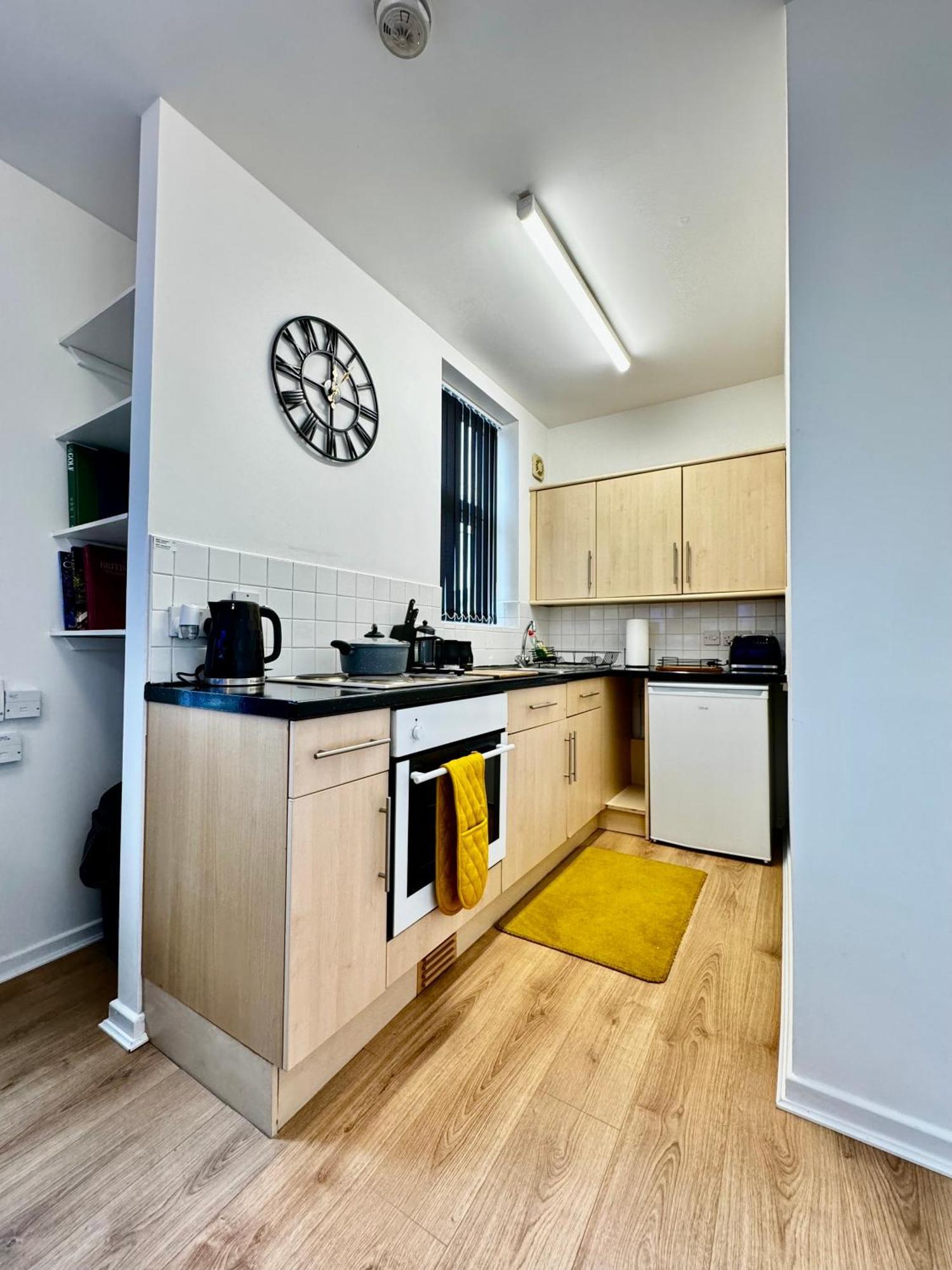 Rnm - Business Professional & Top Choice, Private Access & Entire Place, Kitchen & Washroom With Amenities, Smart Tv, Easy Access, Fast Wifi, Parking Nearby, Great Transport Links هالزوين المظهر الخارجي الصورة