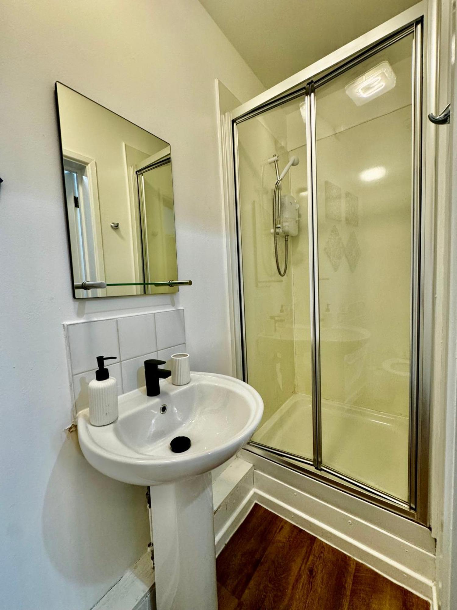 Rnm - Business Professional & Top Choice, Private Access & Entire Place, Kitchen & Washroom With Amenities, Smart Tv, Easy Access, Fast Wifi, Parking Nearby, Great Transport Links هالزوين المظهر الخارجي الصورة